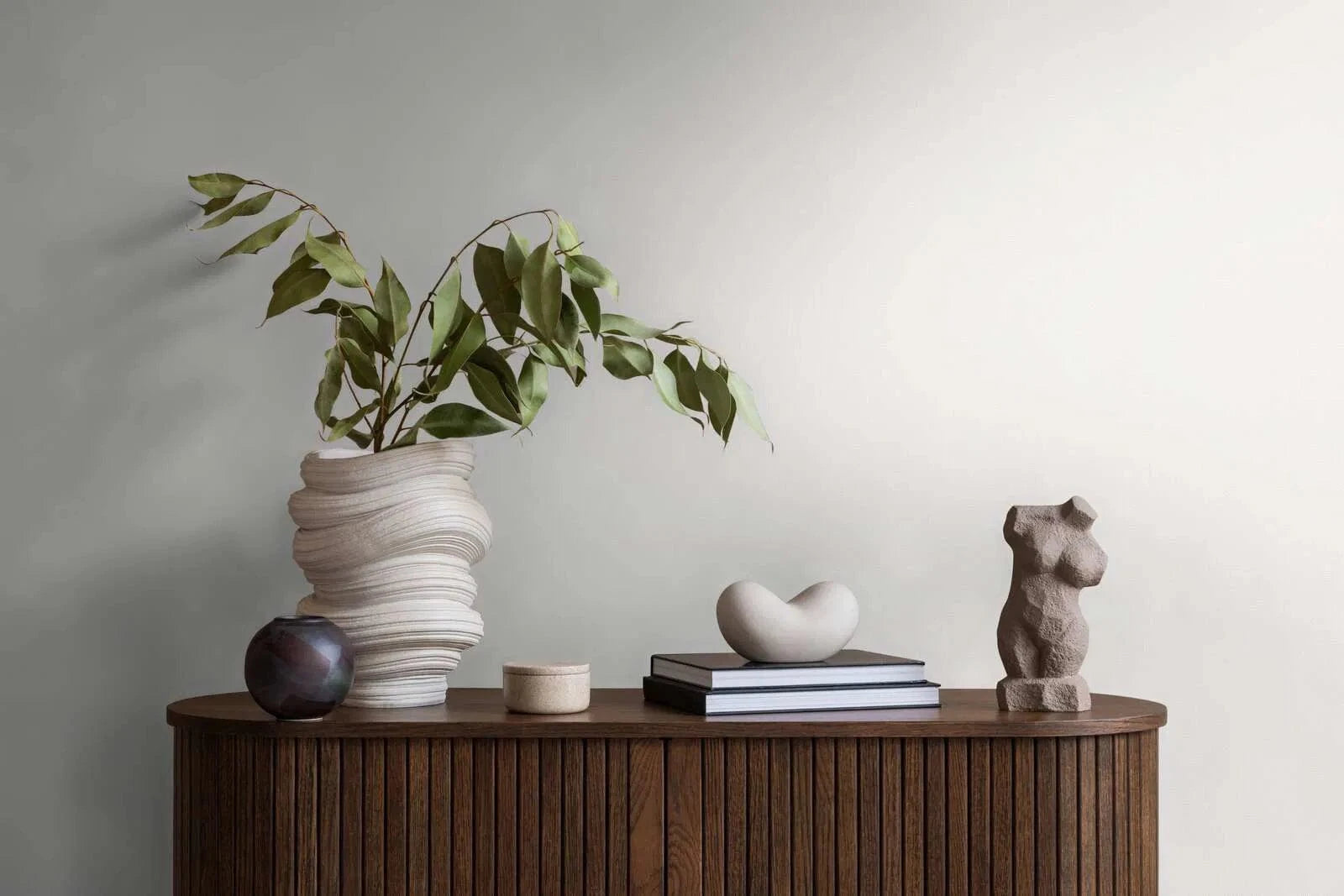 Gaiši pelēkas tekstila stila tapetes minimālisma dizainam – AS Creation 363792 AS Creation