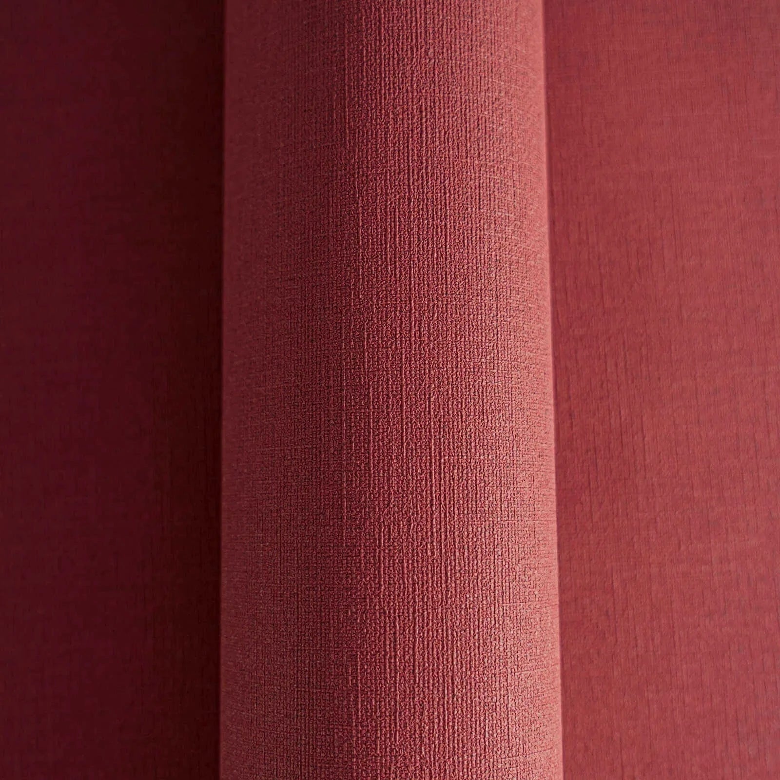 Vienkrāsainas tapetes ar tekstilmateriālu izskatu sarkanā krāsā AS Creation