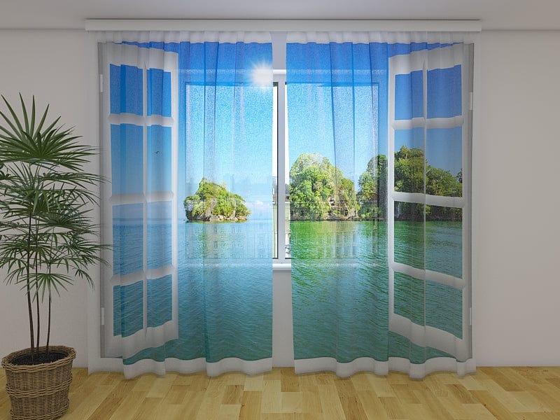 Gaišas viesistabas interjers dabiskā saules apgaismojumā. Uz loga uzstādīti caurspidīgi fotoaizkari ar optiskās ilūzijas (trompe-l'œil) dizainu. Uz tiem attēlots atvērts balts rāmja logs, pa kuru paveras skats uz koši zilu, mierīgu okeānu un zaļām klinšu salām. Debesīs spīd spilgta saule. 