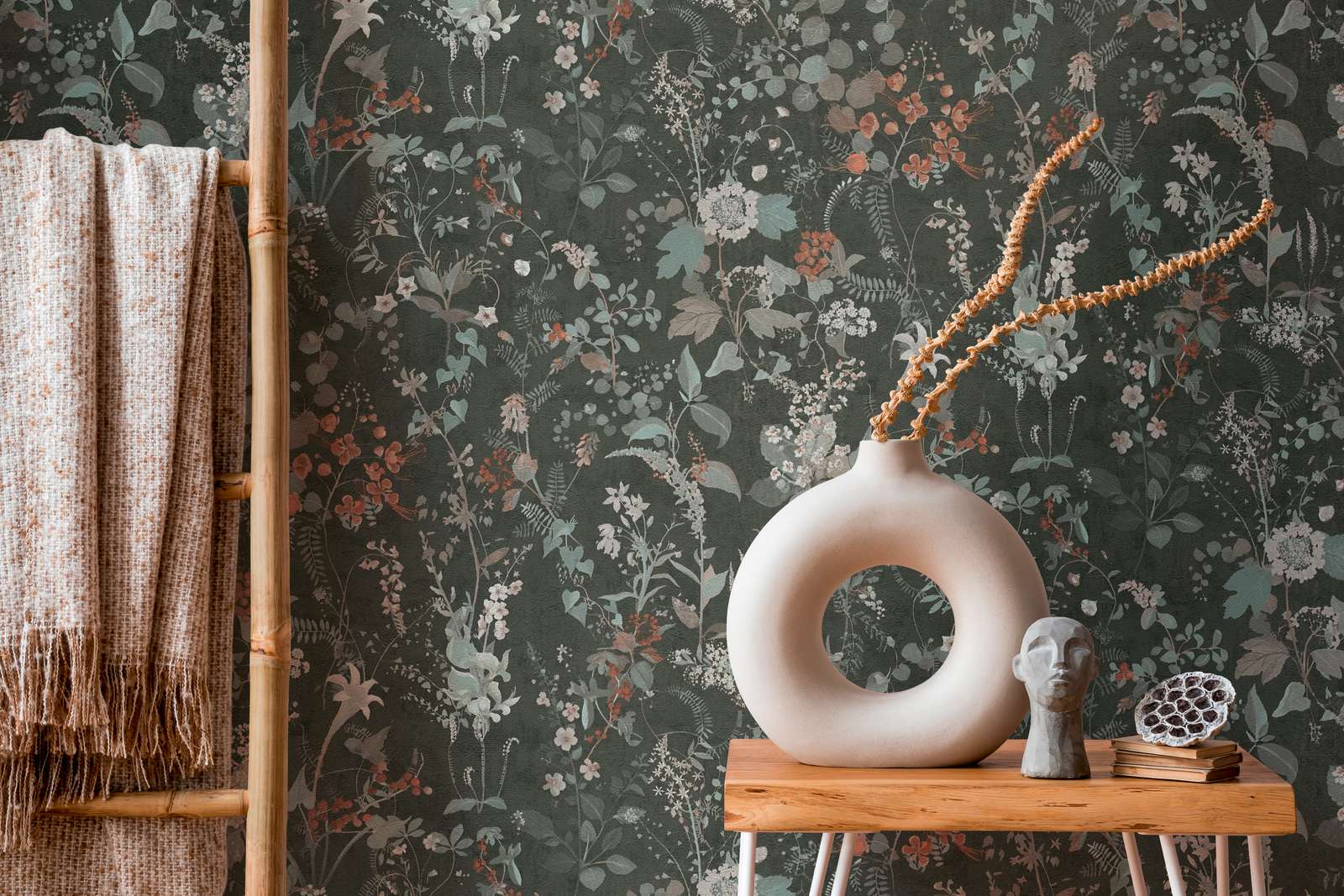 Ar ziedu rakstu tapetes AS Creation melnā krāsā AS 388254 AS Creation