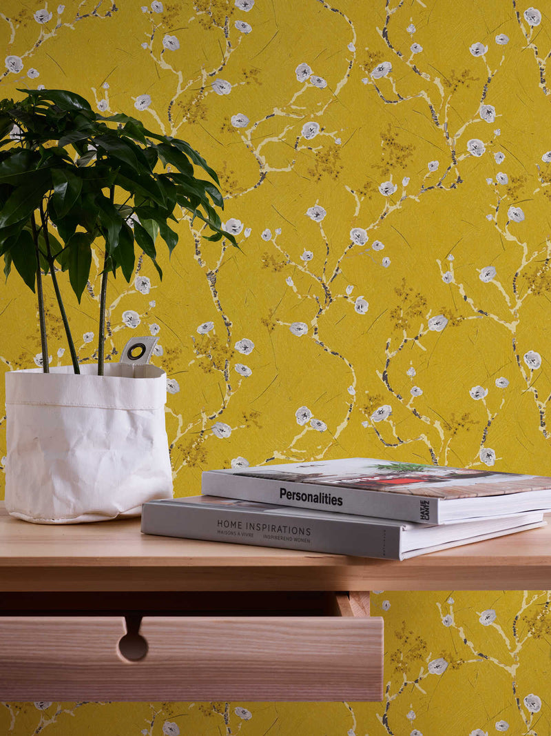 Dzeltenas tapetes ar ziedošiem zariem zīmēšanas stilā, 1364500 AS Creation
