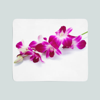 Flīsa pleds Violeta orhideja uz balta fona