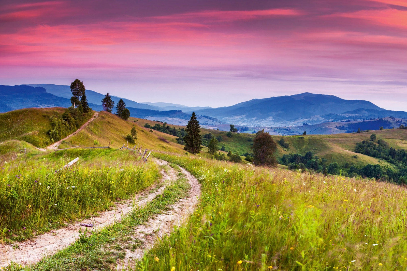 Fototapetes ar krāšņu ainavu un skatu uz kalniem D-ART