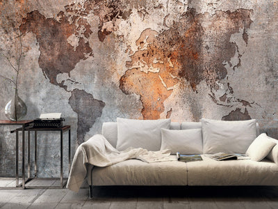 Pasaules karte uz betona, novecojoša krāsa pelēkos un brūnos toņos G-ART