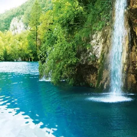 Fototapetes virtuvei ar lamināciju ar ūdenskritumu - Atpūta mežā  (260x60 cm) Art4home