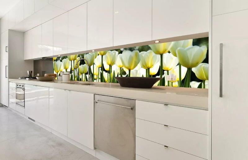 Fototapetes virtuvei ar lamināciju, pašlīmējošas plēve un flizelīns - Baltas tulpes (350x60 cm) Art4home