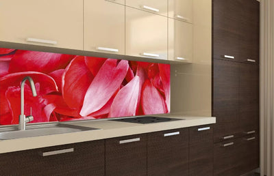 Fototapetes virtuvei ar lamināciju, pašlīmējošas plēve un flizelīns - Sarkanās ziedlapiņas  (180x60 cm) Art4home
