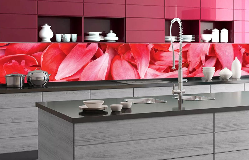 Fototapetes virtuvei ar lamināciju, pašlīmējošas plēve un flizelīns - Sarkanās ziedlapiņas (350x60 cm) Art4home