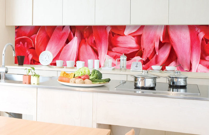 Fototapetes virtuvei ar lamināciju, pašlīmējošas plēve un flizelīns - Sarkanās ziedlapiņas (350x60 cm) Art4home