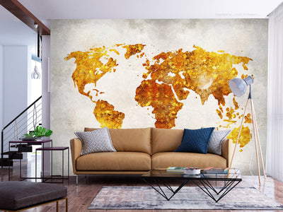 Fototapetes ar zeltā pasaules karti - interjers viesistabā G-ART
