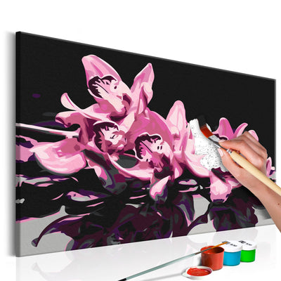 Kanva uz audekla "izkrāso pēc cipariem" - Rozā orhideja uz melna fona 60x40 cm Artgeist