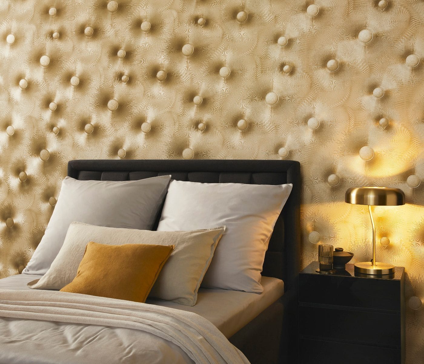 Tapetes ar apļiem un ģeometrisku rakstu zeltā krasā - 3706336 Erismann