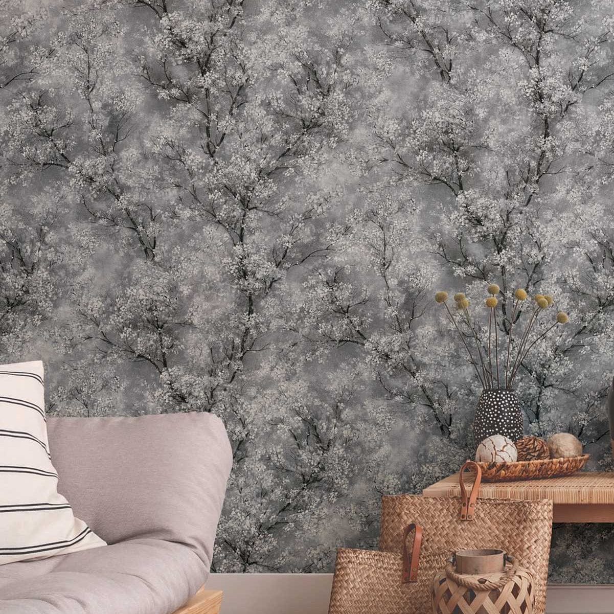 Tapetes ar ķiršu ziediem un mirdzuma efektu, pelēkos toņos AS 374201 AS Creation