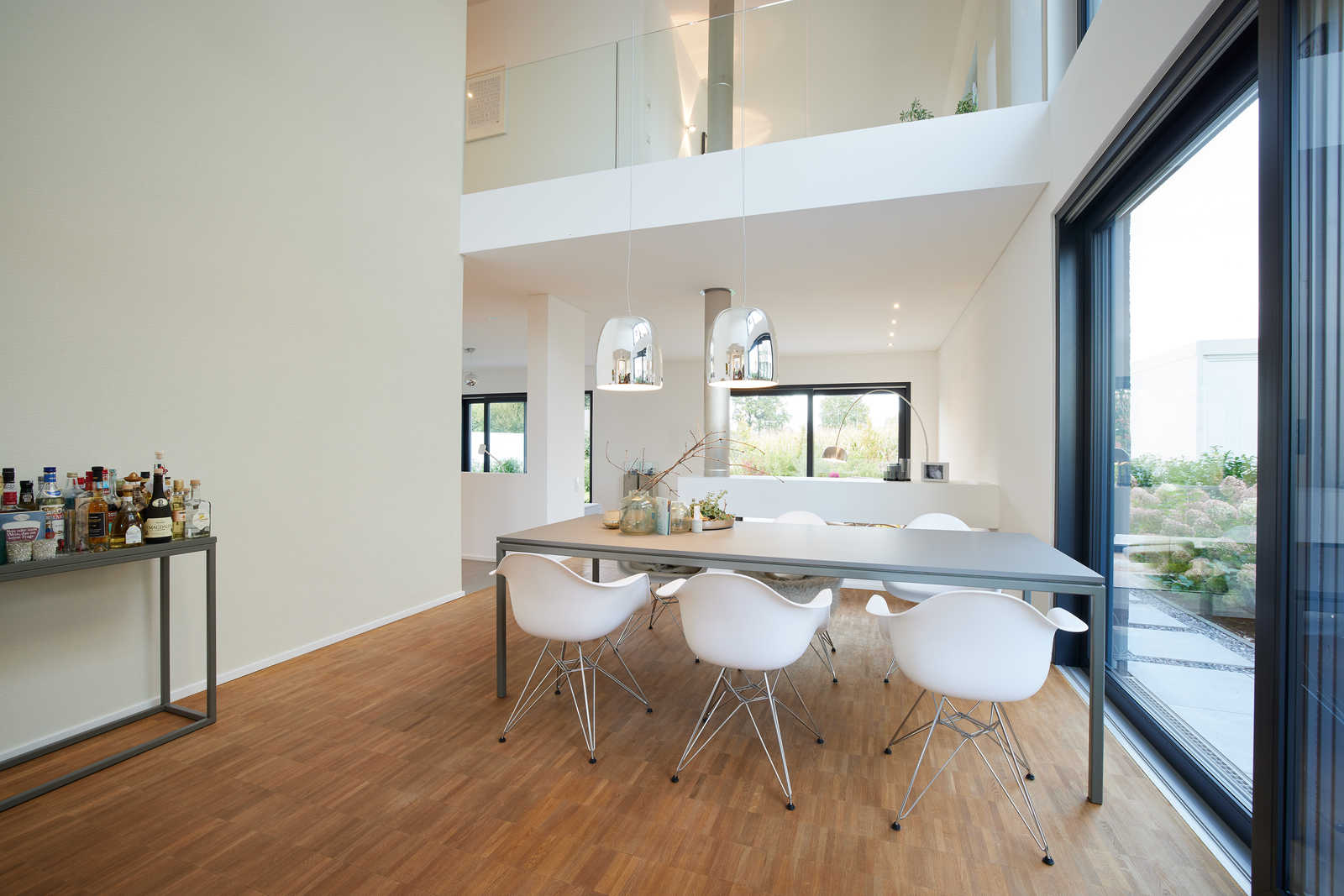 Tapetes ar sauli piesātināta balta krāsa ar pieneņu nokrāsu - 1364070 AS Creation