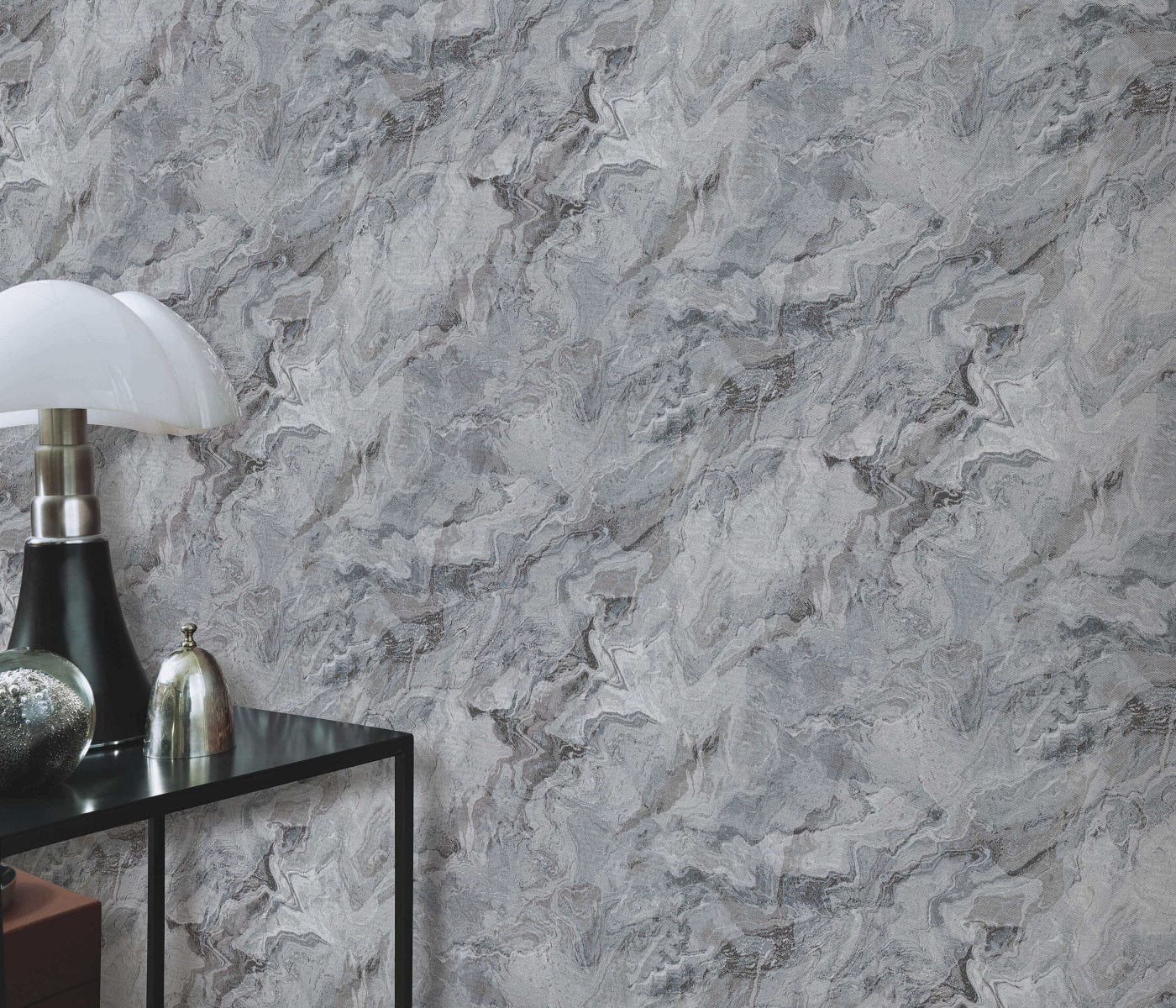 Tapetes ar viļnotu marmora rakstu tumši pelēkā krāsā - 3737247 Erismann