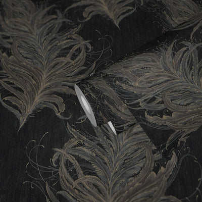 Melnas flizelīna tapetes ar spalvām metāliskās krāsās 380094 Tapetenshop.lv