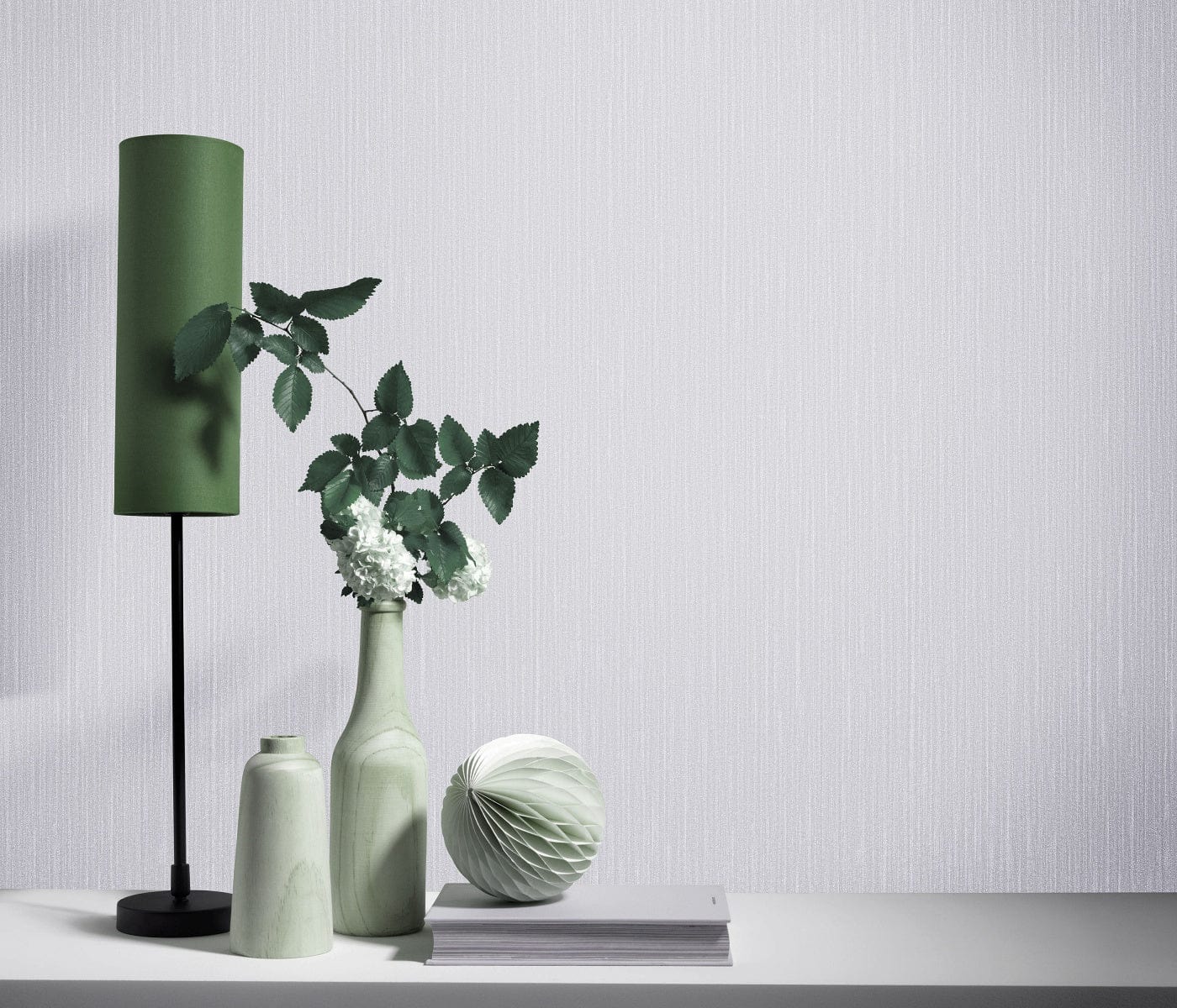 Vienkrāsainas tapetes gaiši pelēkā krāsā ar spīdīgu virsmu - 3702426 Erismann