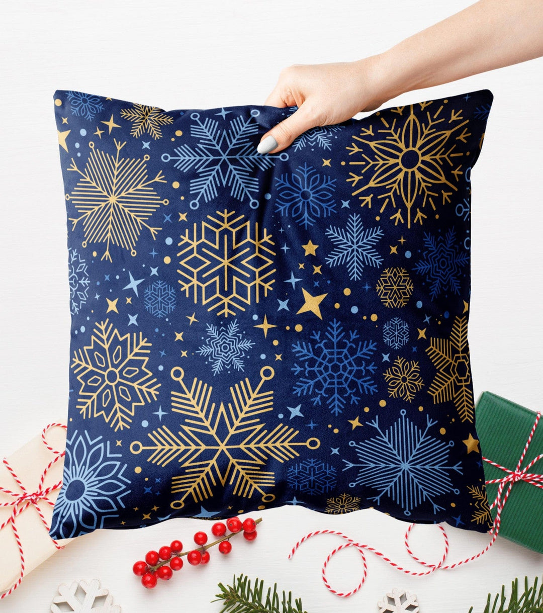 Dekoratīvas velūra spilvendrānas - Ziemas elegance, zilā un zeltā krāsā G-art