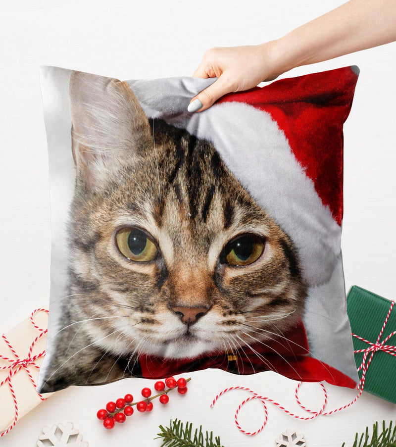 Ziemassvētku spilvendrānas (velūra) - Ziemassvētku kaķis Ziemassvētku vecīša cepurē ar sarkanu loku G-art